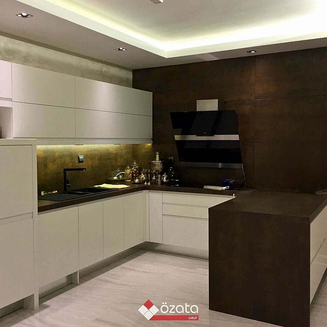 Neolith Iron Corten ile yüksek performanslı sinterlenmiş yüzeylerde oksitlenmiş çelik görünümünü yakalayın. Dayanıklılığı ve bakım kolaylığı ile zamansız bir estetik sunuyoruz. İç mekan tezgahlarından dış cephe kaplamalarına kadar her projeye uygun, doğan