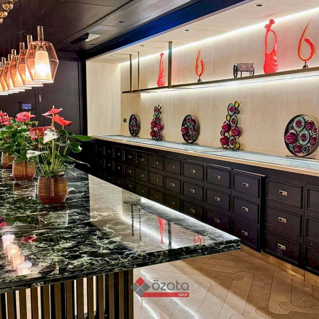 Taksim Divan Otel, Özata Grup’un özel tasarımlarıyla şıklık buluyor! Verde Genova, Verde Fantastico ve Trevertino Bosierdato ile doğanın estetiği ve modernliği birleşiyor. Bu tasarımlar, her yemeği sanat eserine dönüştürerek oteli zenginleştiriyor. Özata 