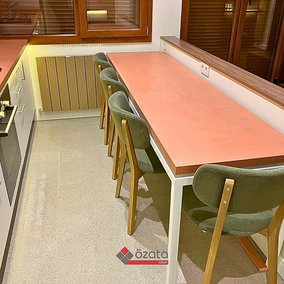 Umber rengi, yaşam alanlarına sıcak tonlar ve doğal dokularla eşsiz bir zarafet katıyor