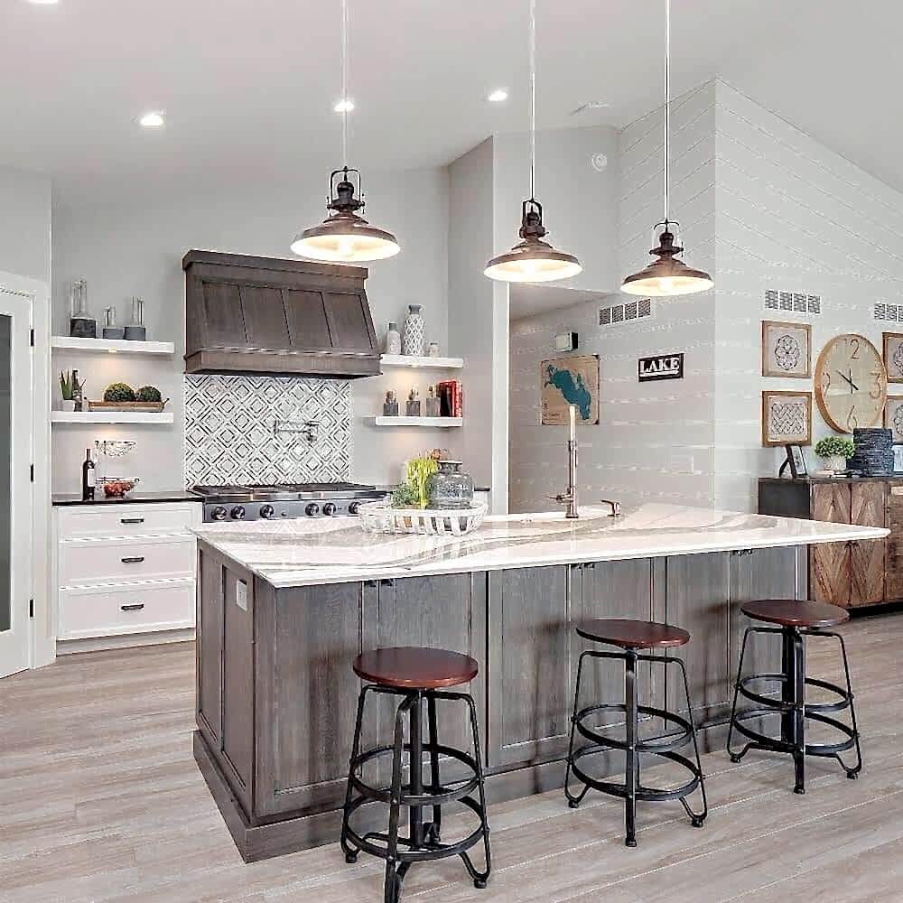 Beyaz, ahsap ve mat siyahla olusturulan bu şık mutfağın tezgahlarinda kullanılan #cambria uygulaması