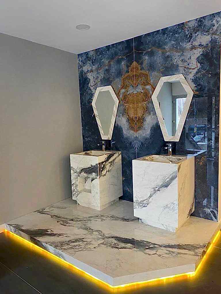 Özata Grup, estetik ve dayanıklı Infinity Ocean Blue Renoir Parlak ile büyüleyici bir duvar tasarladı.