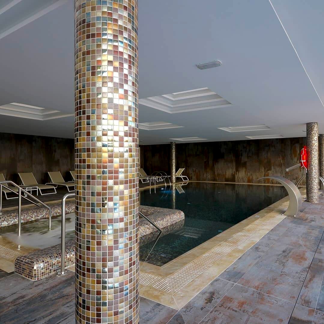  Dekton trilium ile yapılan sofistike bir #spa örneği sunuyoruz sizlere...Trilium, Cosentino’nun sürdürülebilirliğe olan uzun süreli bağlılığına dayalı olarak Dekton serisinin ilk geri dönüşümle kazanılan rengidir. Bu en yeni kazanım malzemenin temel özel