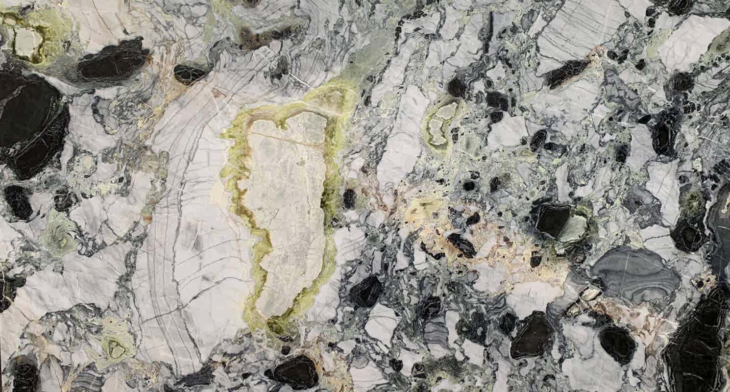 Amazonia mermeri, beyaz, gri ve siyah tonların yeşilin eşsiz desenleriyle buluştuğu doğal bir taştır. Yüksek estetik değeriyle öne çıkan bu mermer, çeşitli cephe kaplamaları ve dekoratif projeler için ideal bir seçimdir