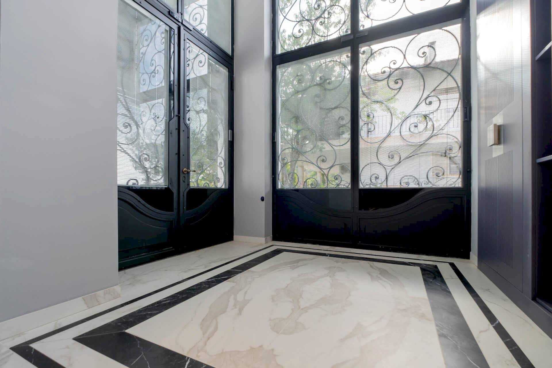 Siyah Çerçeveler, Beyaz Döşemeler